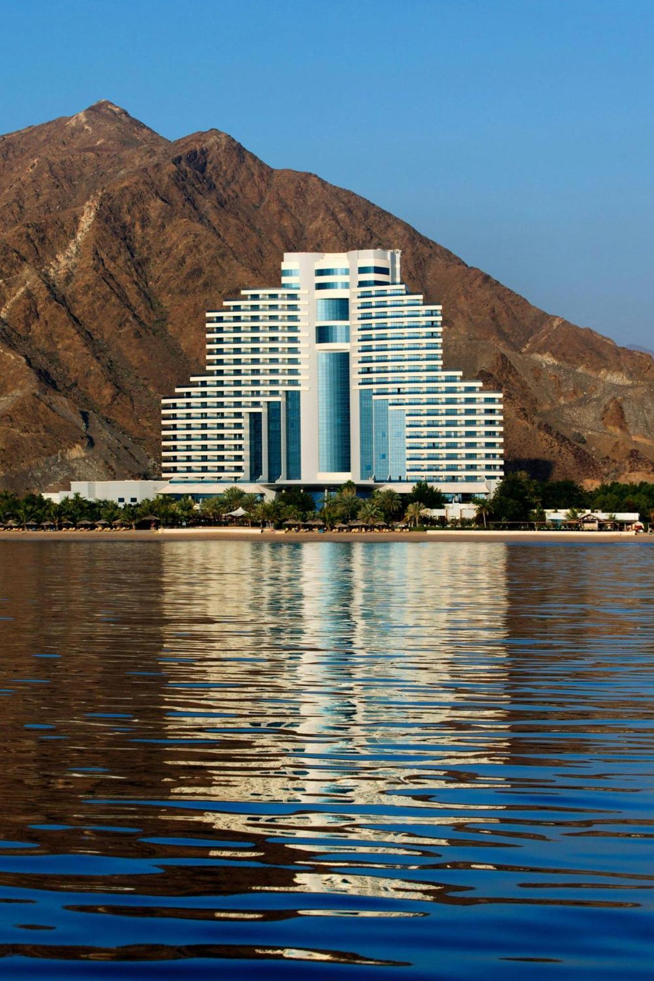 Le Meridien Al Aqah Beach Resort Exterior foto The Crowne Plaza Hotel in Salalah