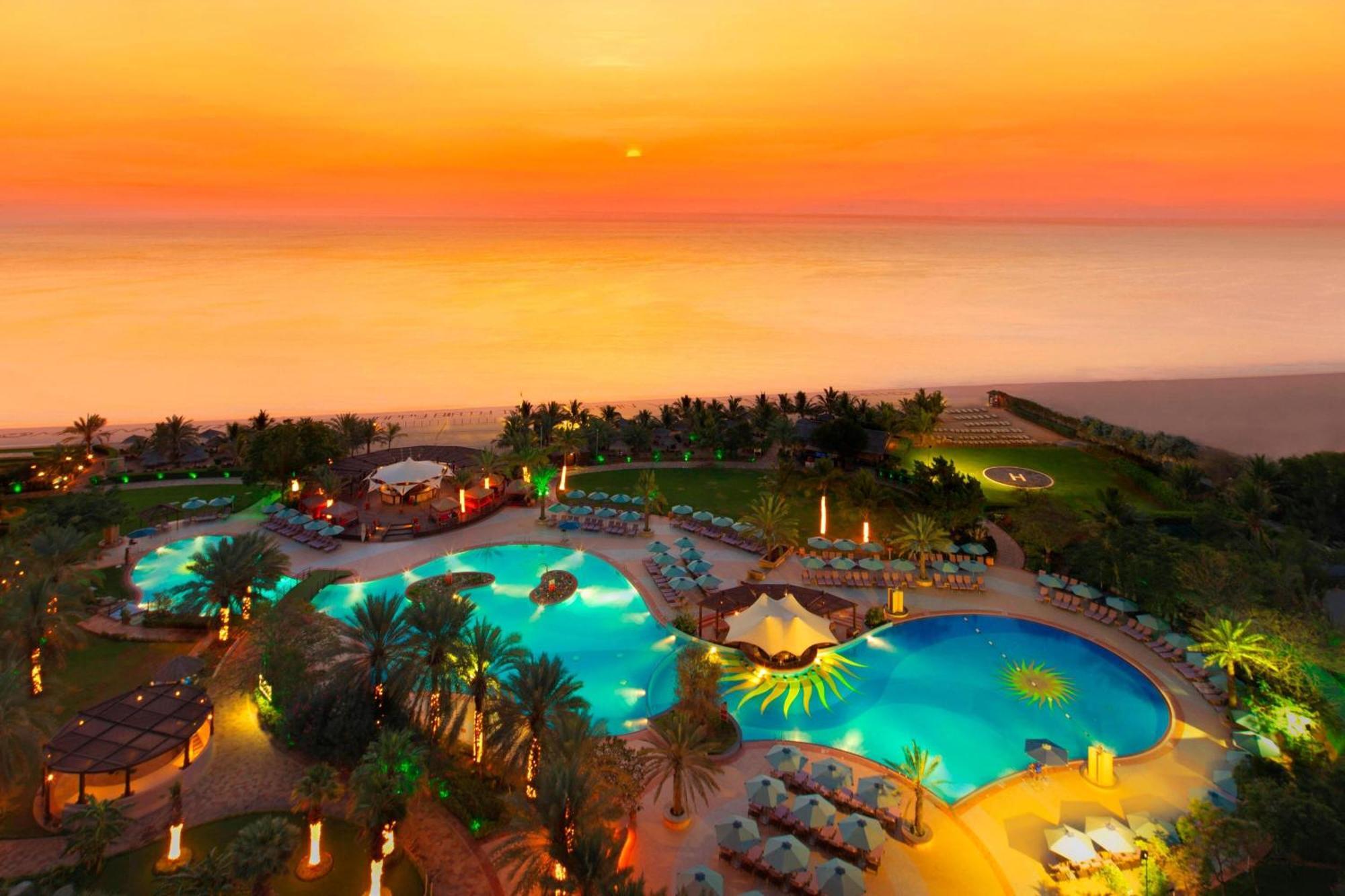 Le Meridien Al Aqah Beach Resort Exterior foto The Dead Sea at sunset