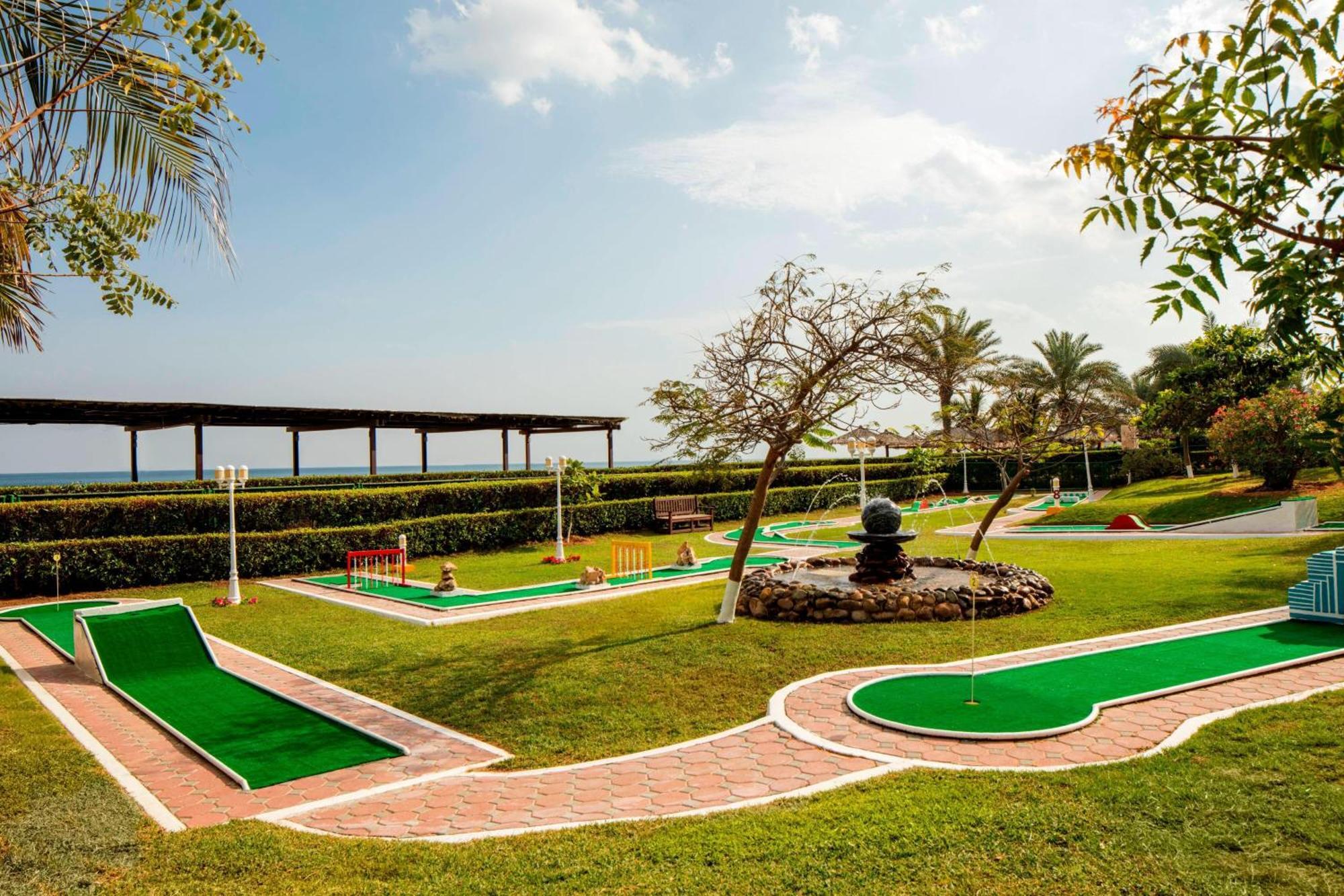 Le Meridien Al Aqah Beach Resort Exterior foto Miniature golf course in Acapulco, Mexico