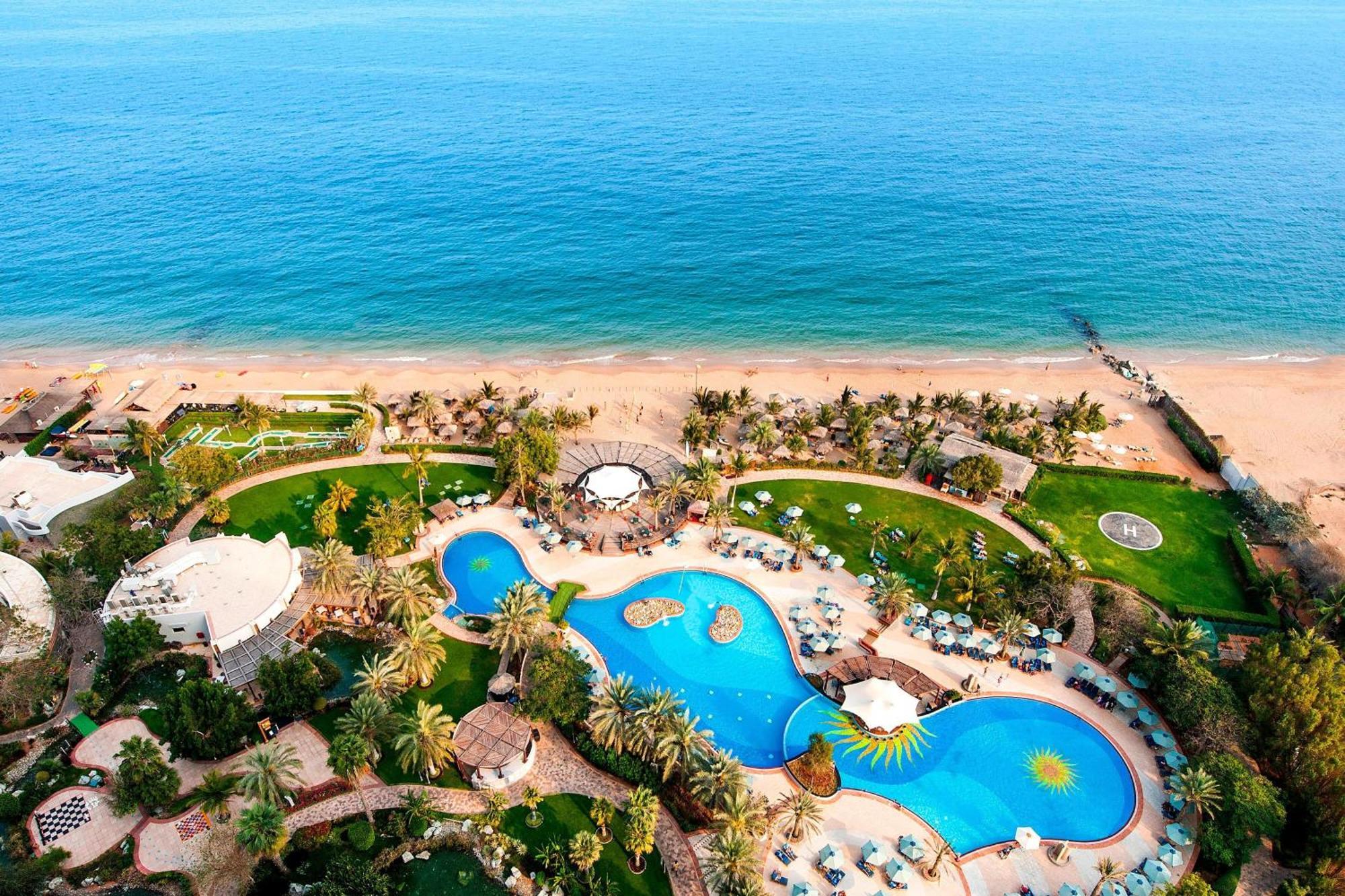 Le Meridien Al Aqah Beach Resort Exterior foto Aerial view of the resort